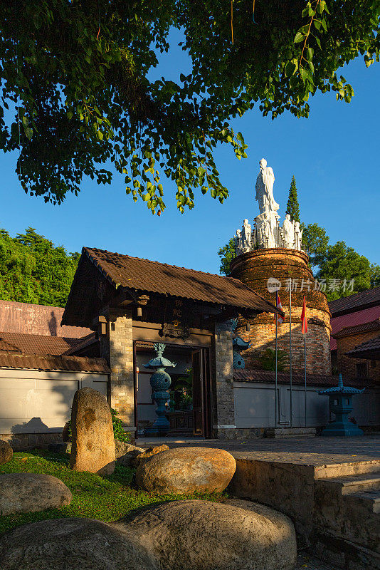 河田省的佛塔(Lo Gach Pagoda)